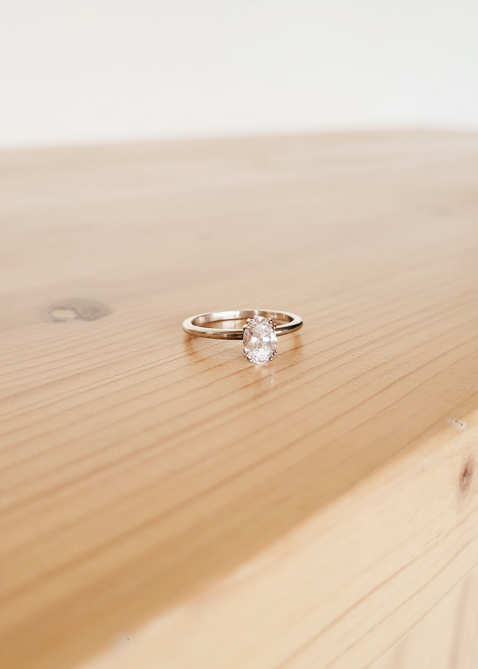 Solitaire ring met ovale diamant.