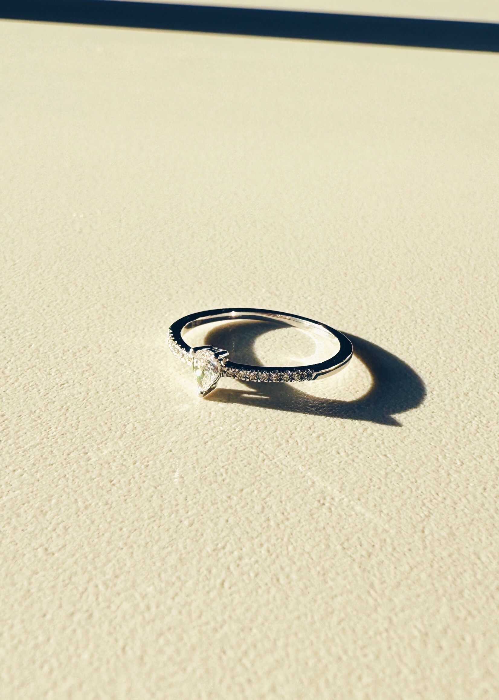 Ring met peergeslepen diamant