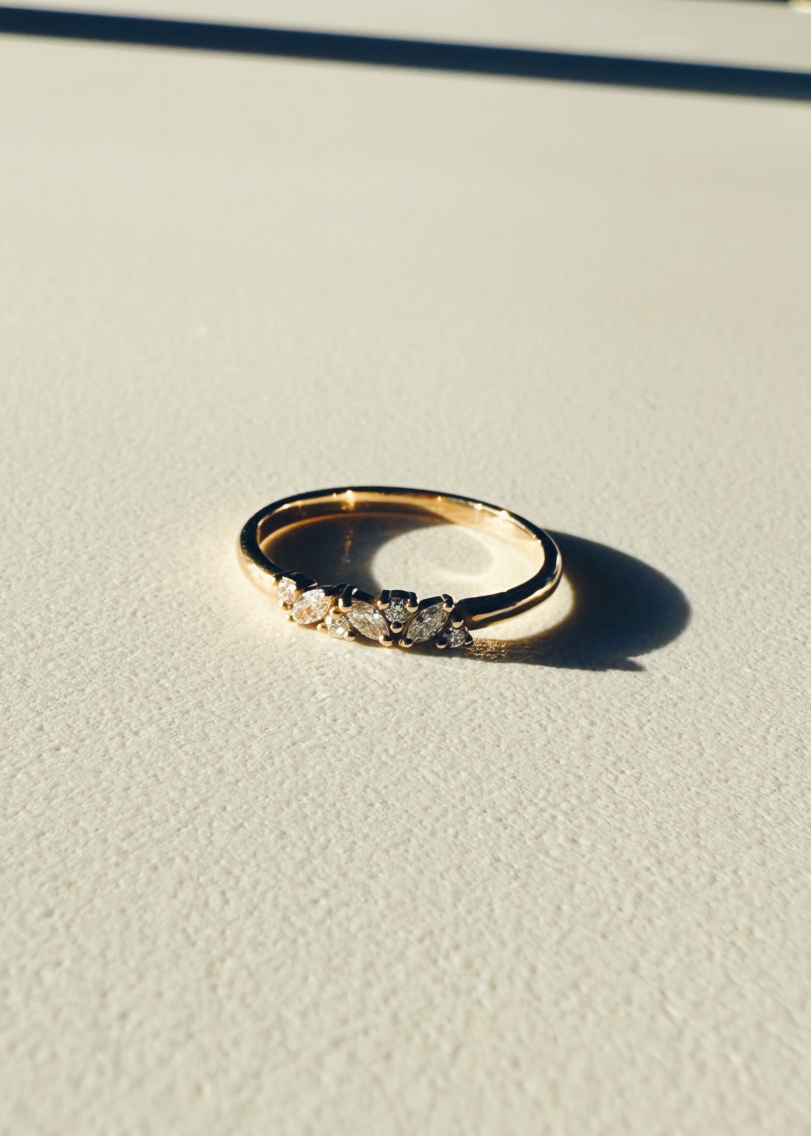 Alliance met ronde en marquise geslepen diamanten