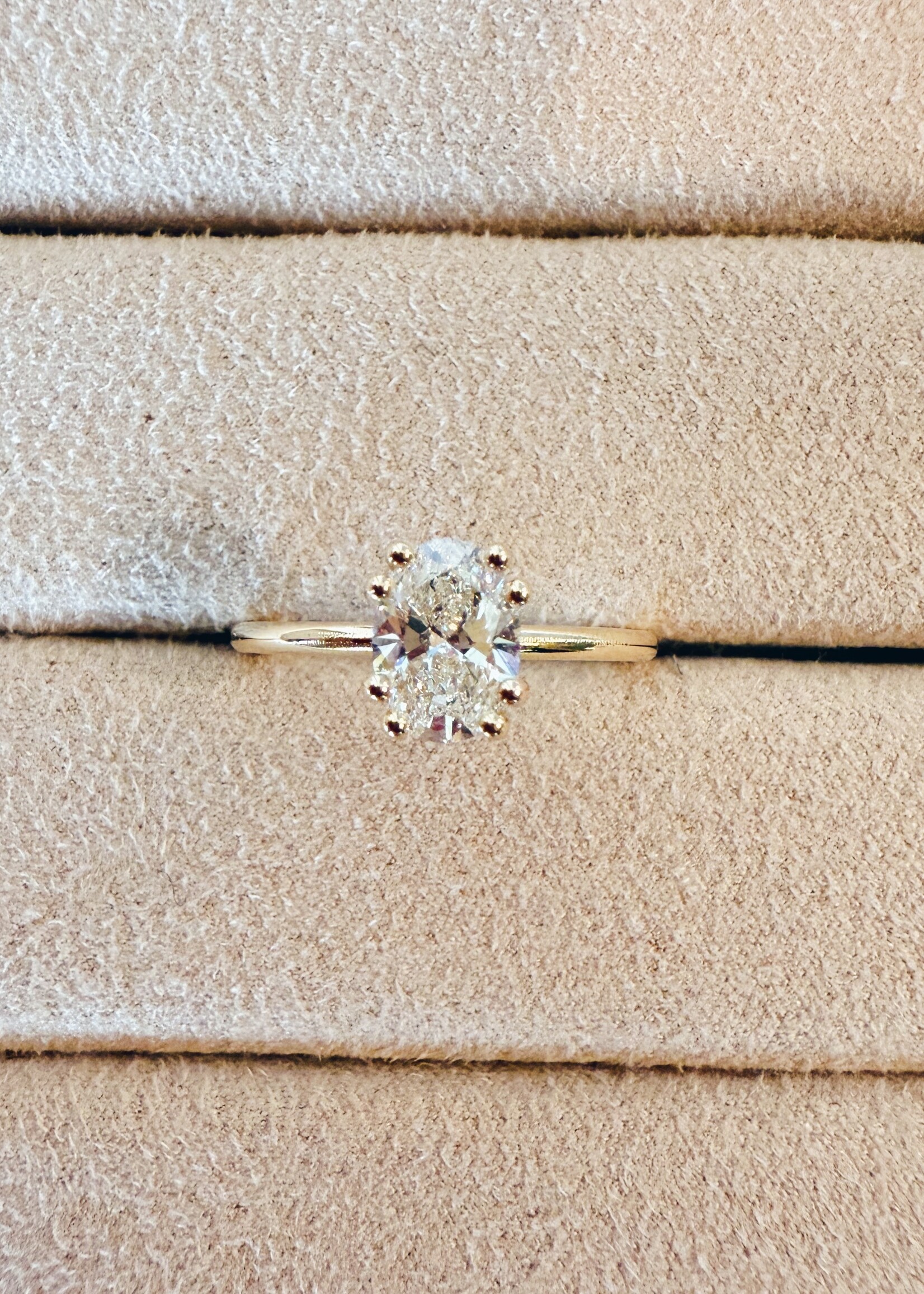 Solitaire ring met ovale diamant.