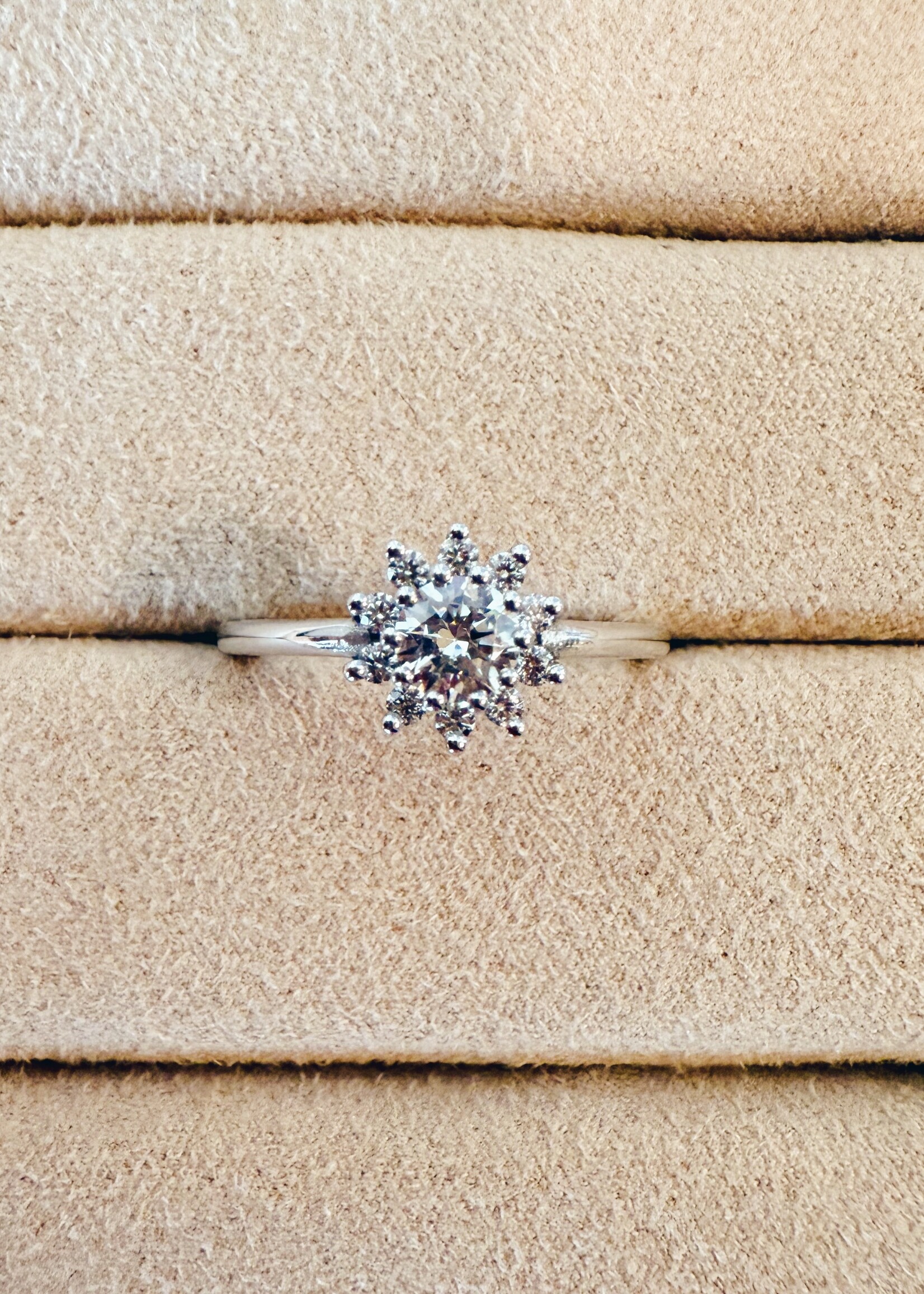 Entourage ring met diamanten