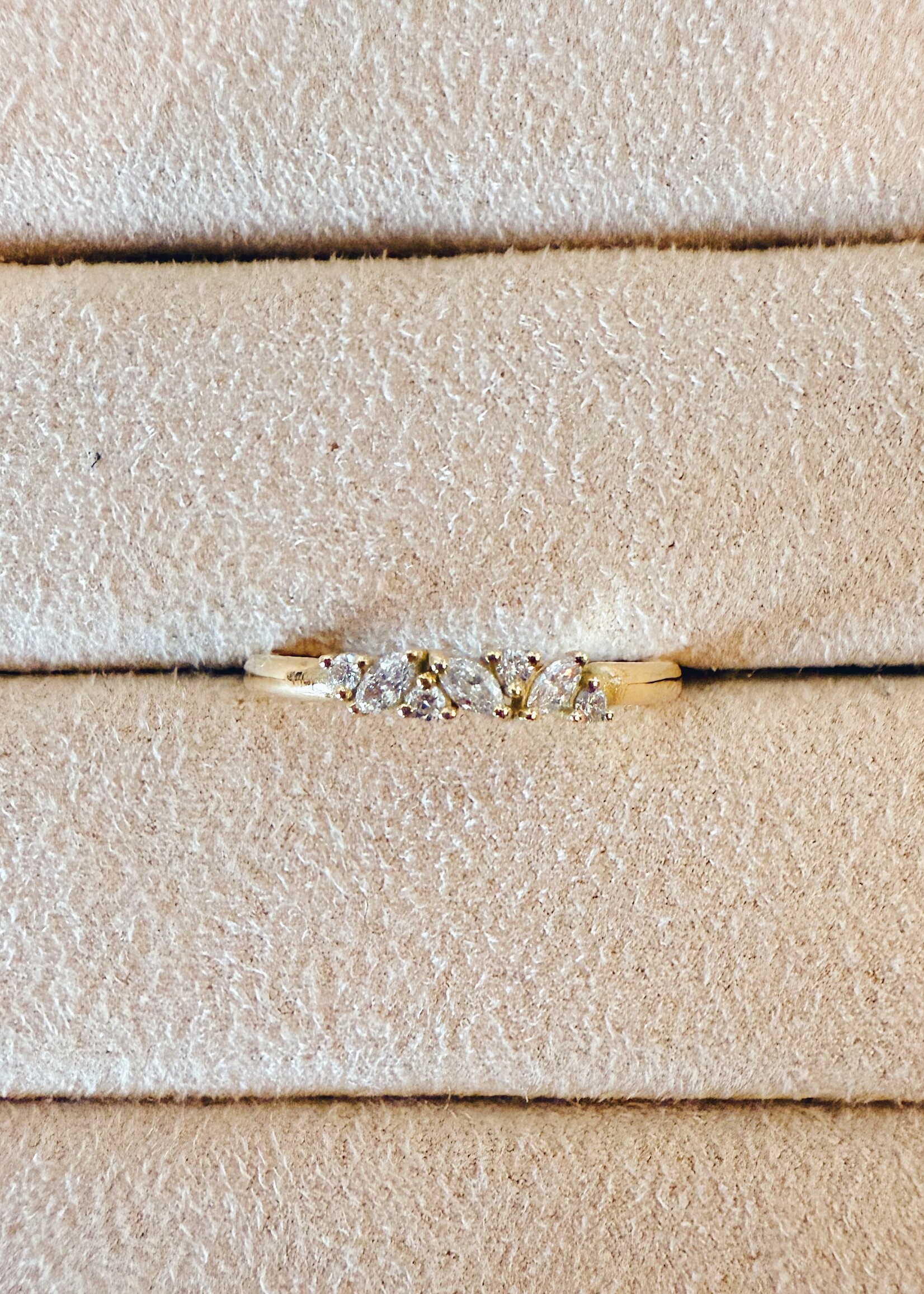 Alliance met ronde en marquise geslepen diamanten