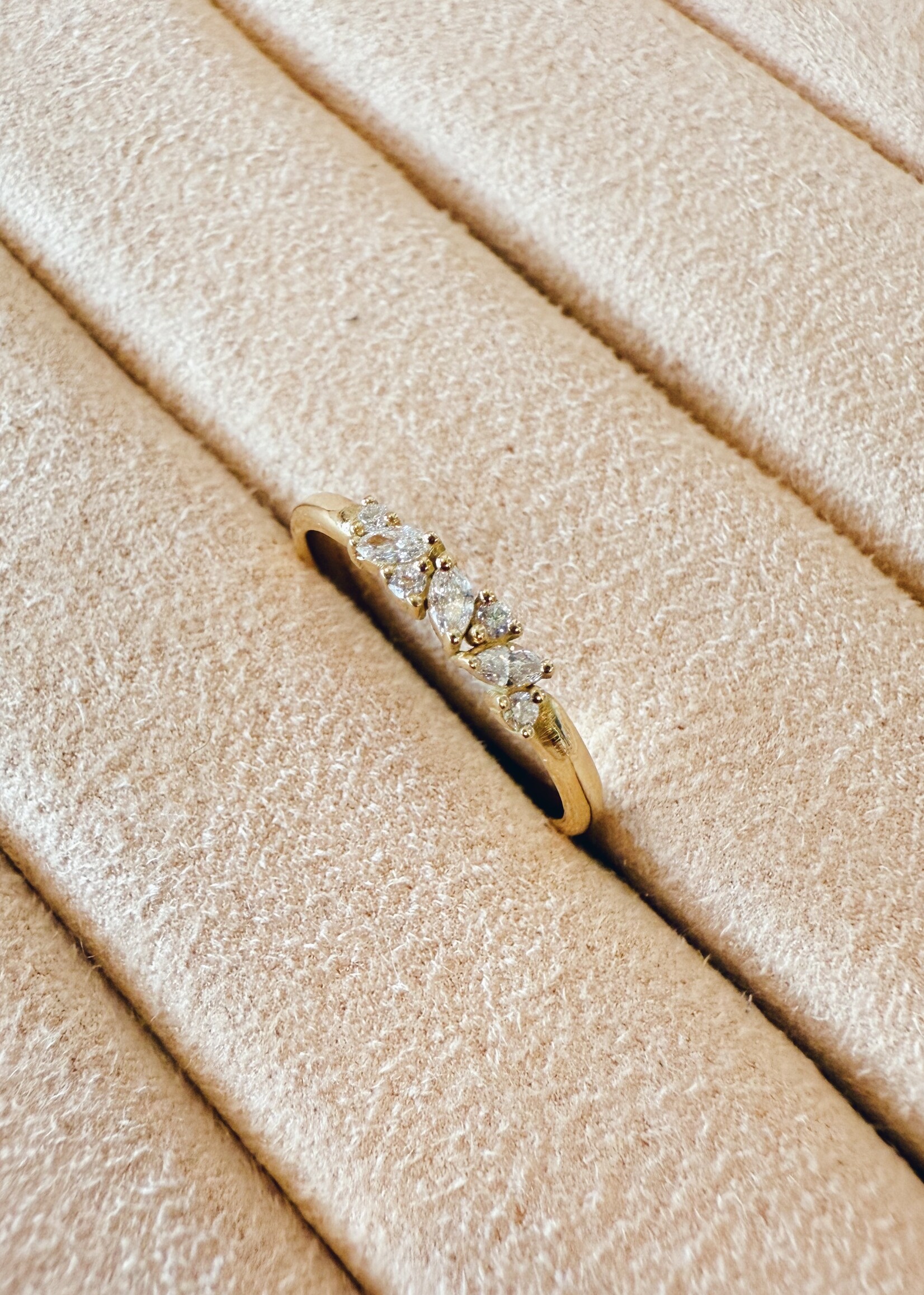 Alliance met ronde en marquise geslepen diamanten