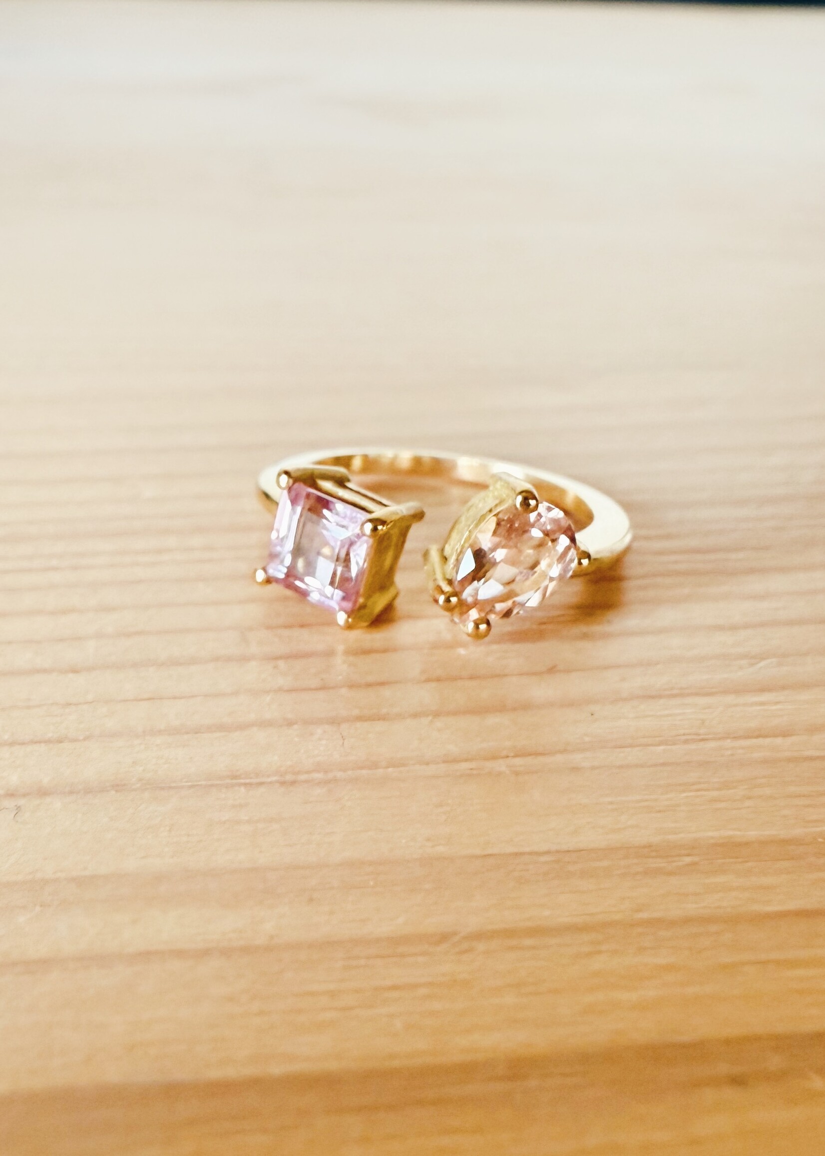 Ring met vierkant- en peervormige toermalijn.