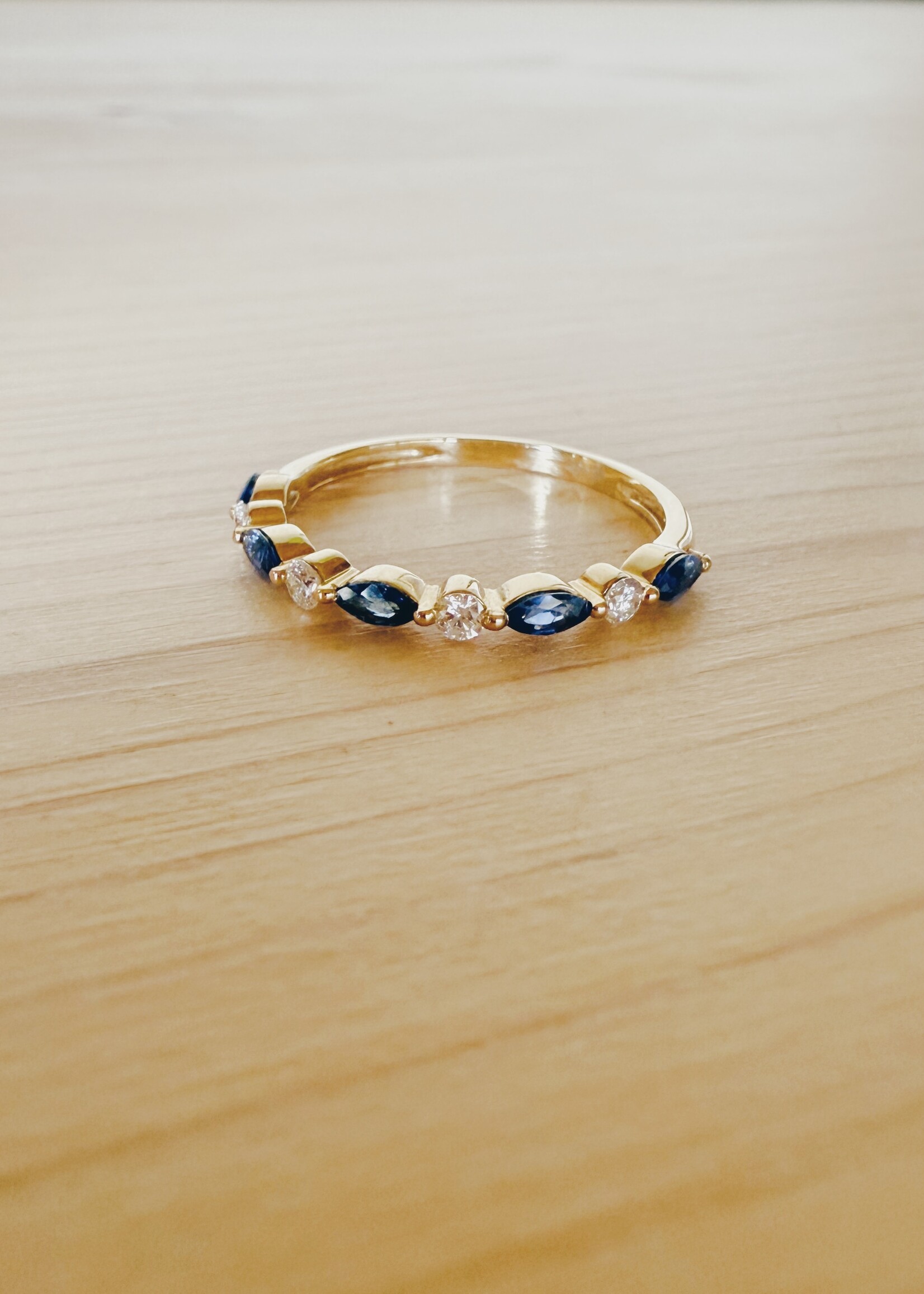 Alliance ring met diamanten en saffier