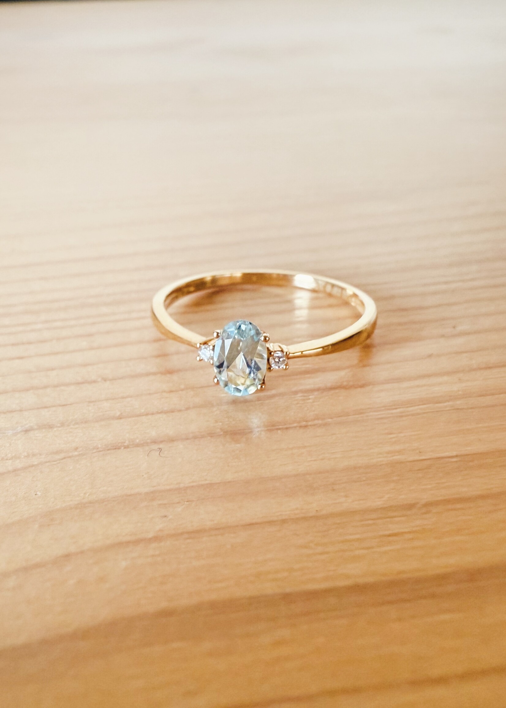 Trilogie ring met diamanten en topaas