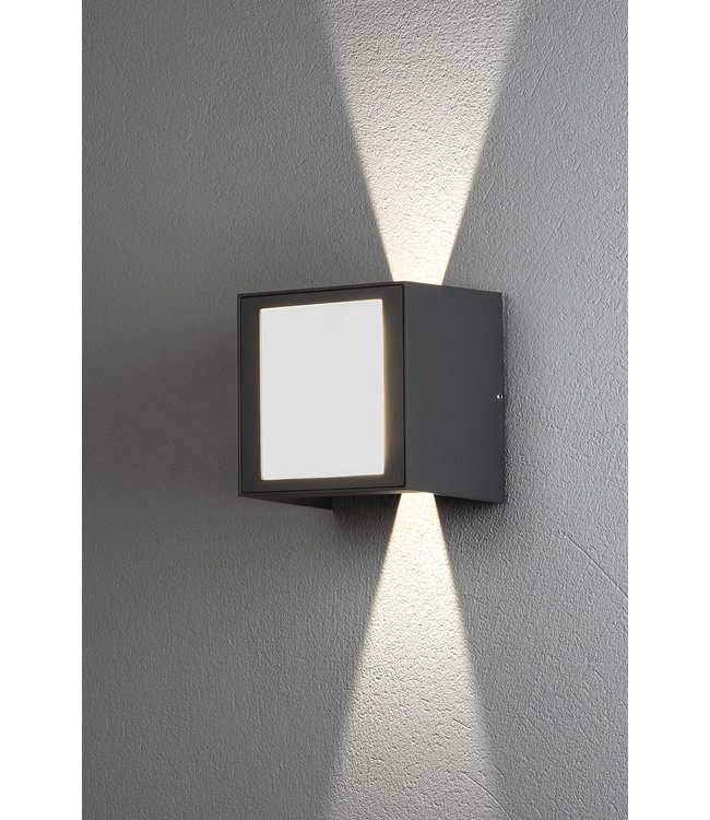 Vierkante antraciet LED wandlamp met up en down licht.