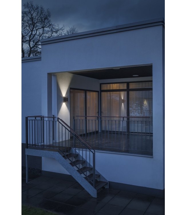 Koper met zwarte wandlamp verstelbaar