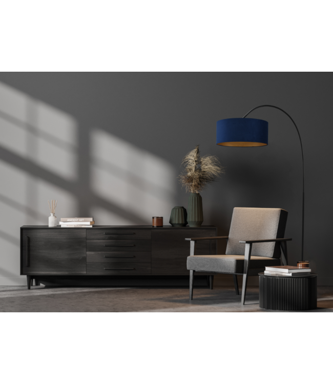 Zwarte korte booglamp met een donker blauw velours kap