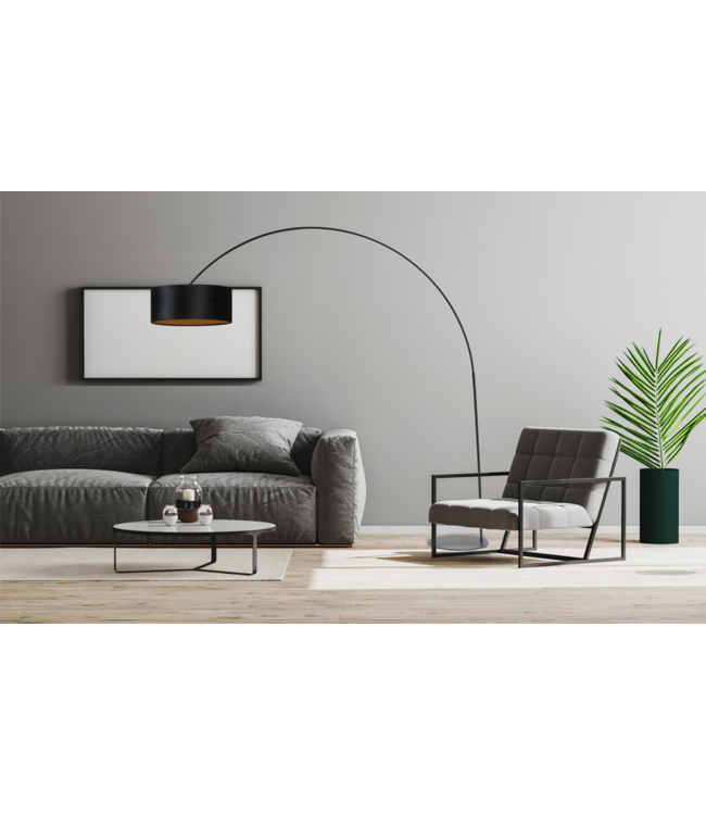 Zwarte hoge booglamp met een zwarte velours kap.