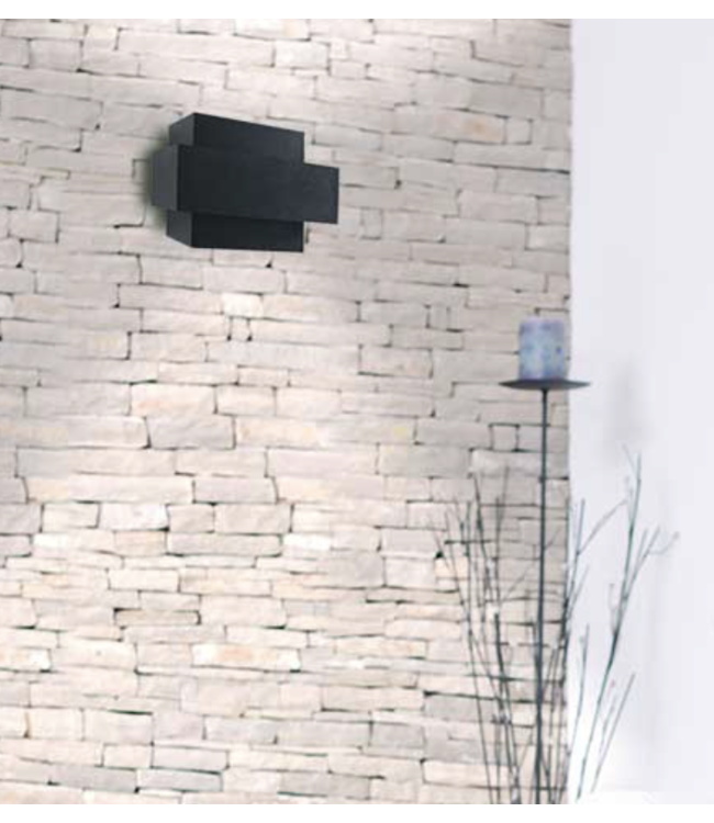 Moderne strakke wandlamp zwart met goud van binnen 20cm