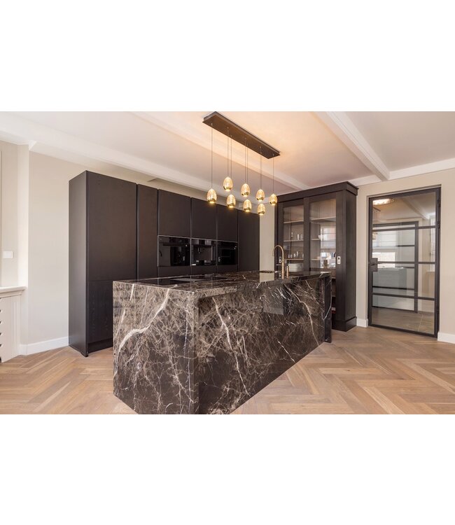 Kookeiland hanglamp amber eivormige 8 lichts hanglamp met messing accenten -115cm