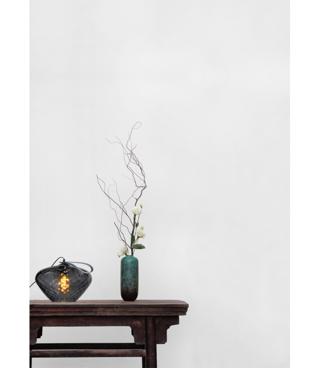 Breed kelk vormige tafellamp gedeukt glas met leren handvat -21cm- Smoke