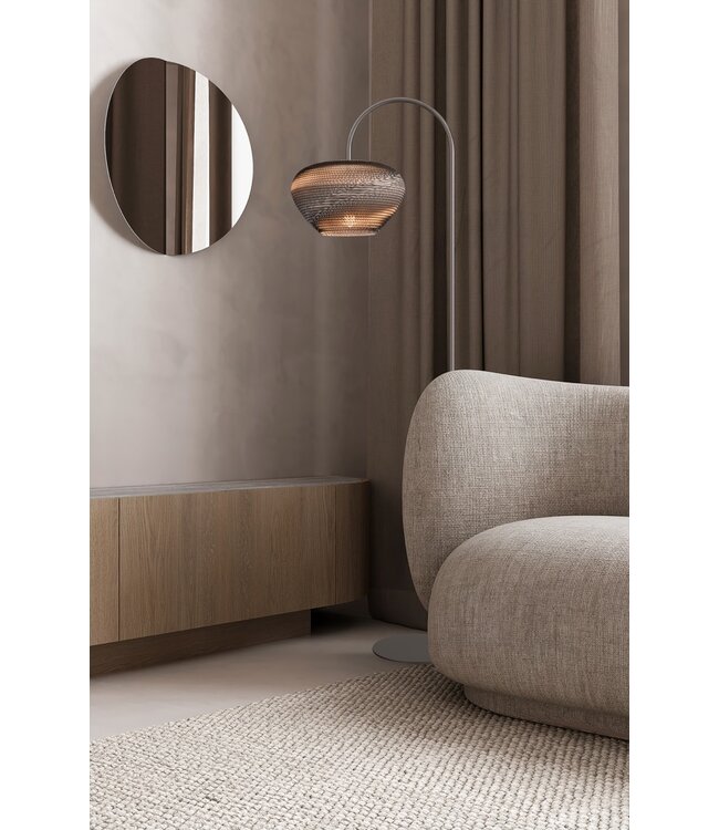 Cacao korte booglamp met een Cartone kap H168cm