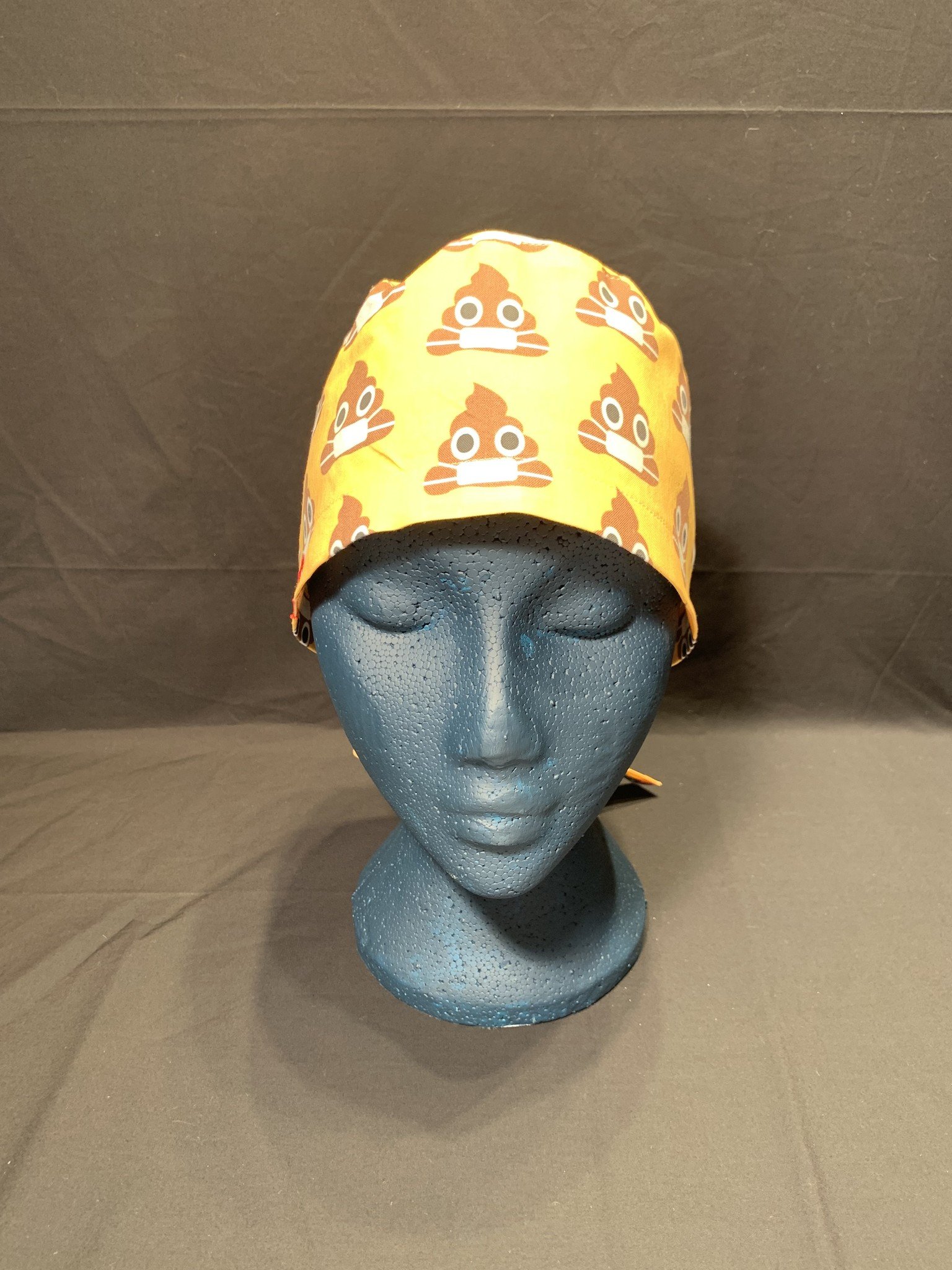 Petit caca souriant avec masque facial