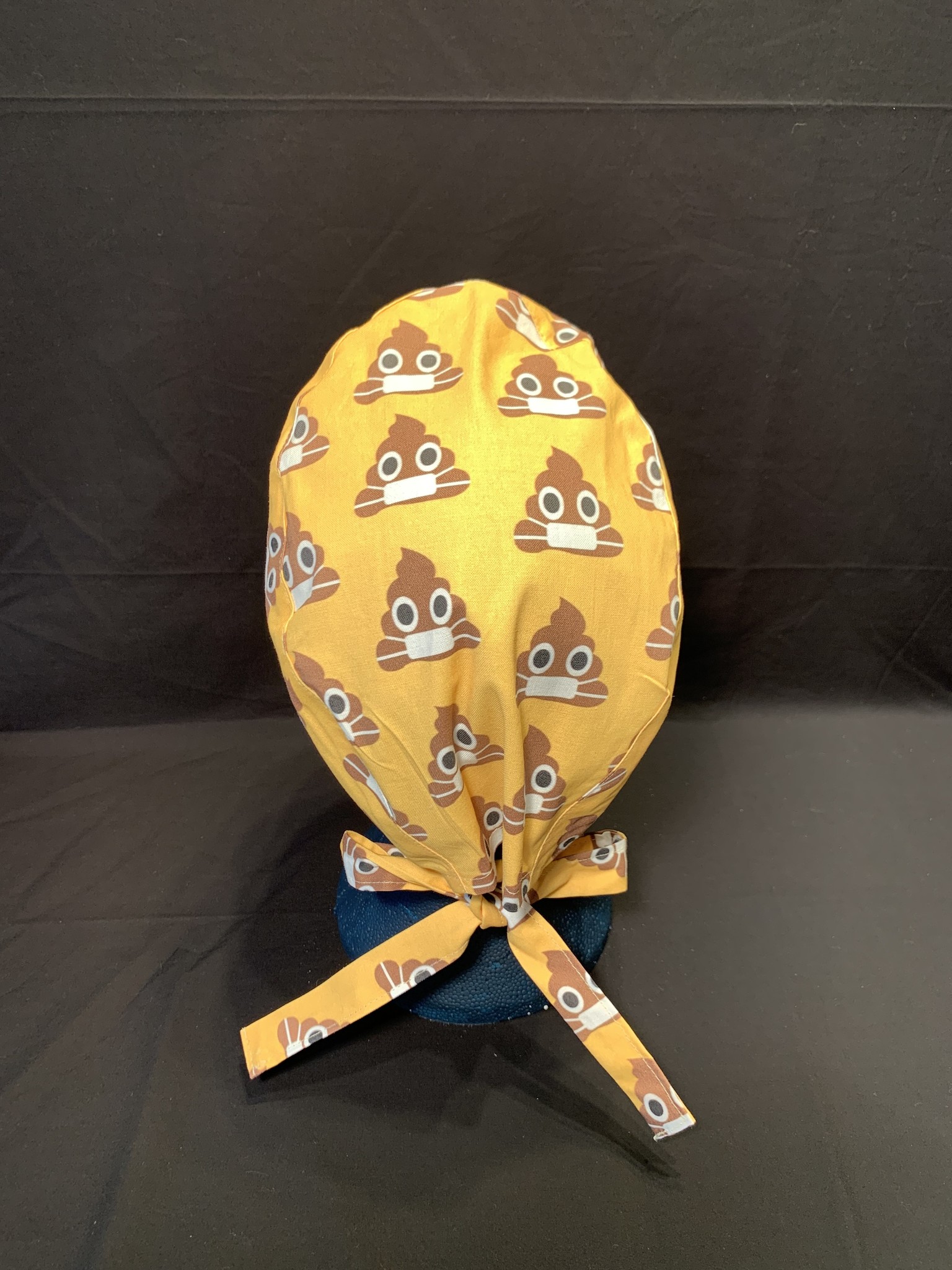 Petit caca souriant avec masque facial