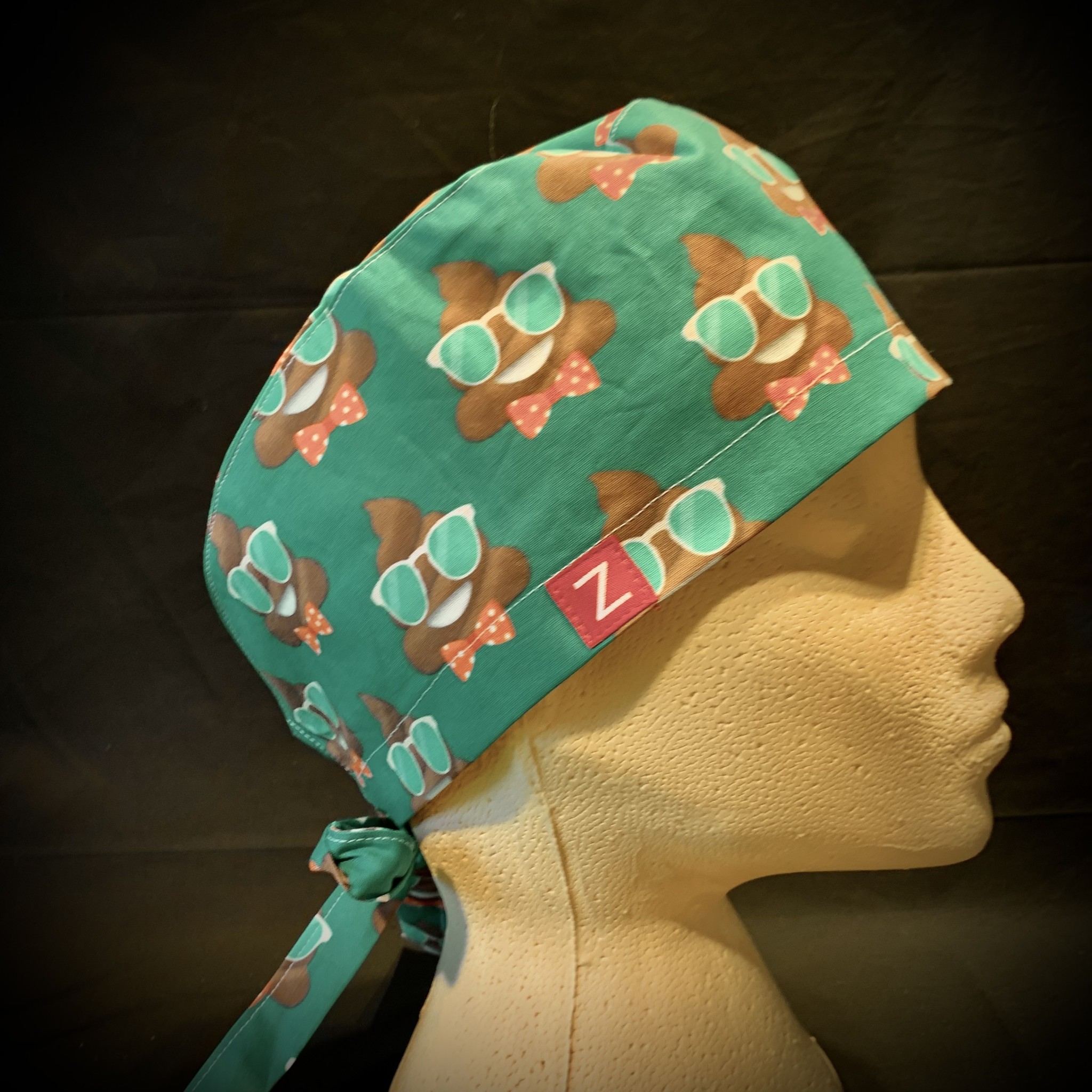 Petit caca souriant avec nœud papillon