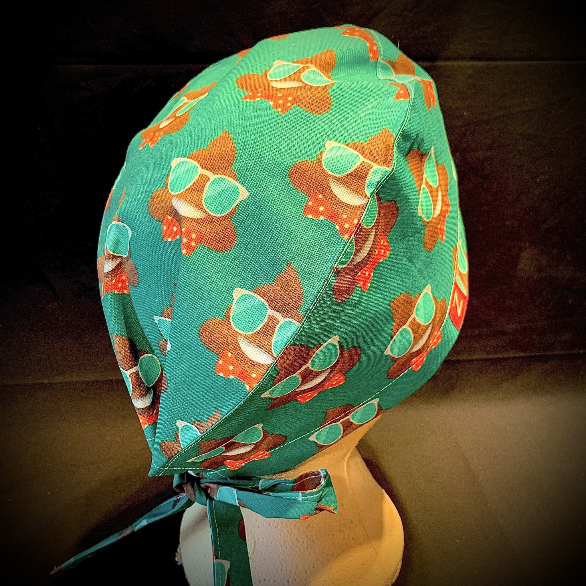 Petit caca souriant avec nœud papillon