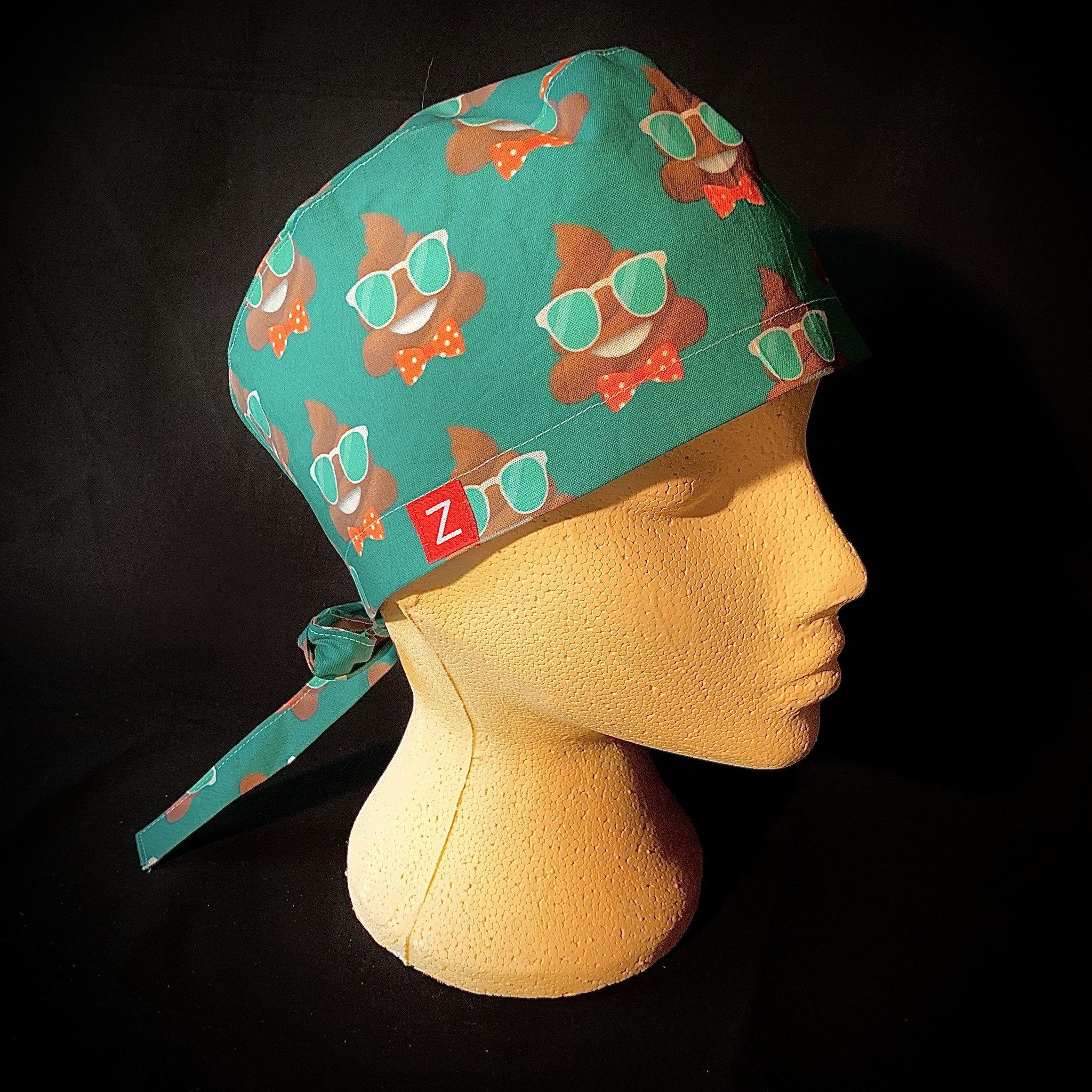 Petit caca souriant avec nœud papillon