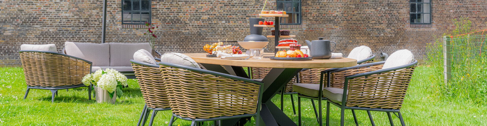 Buiten genieten tussen het groen: 5 tips voor een ontspannen tuinhoekje