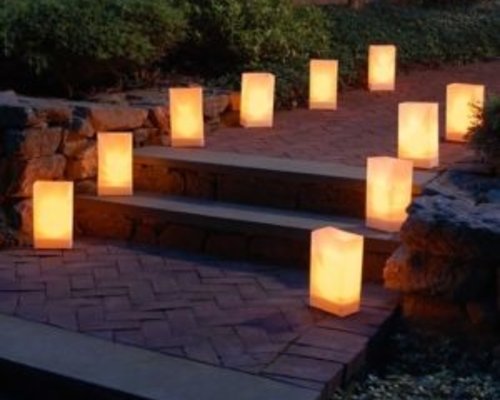 Buitenkaarsen en fakkels voor sfeer in de tuin en op het terras