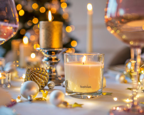 Kerstkaarsen en kerstdecoratie voor een fijne kerst