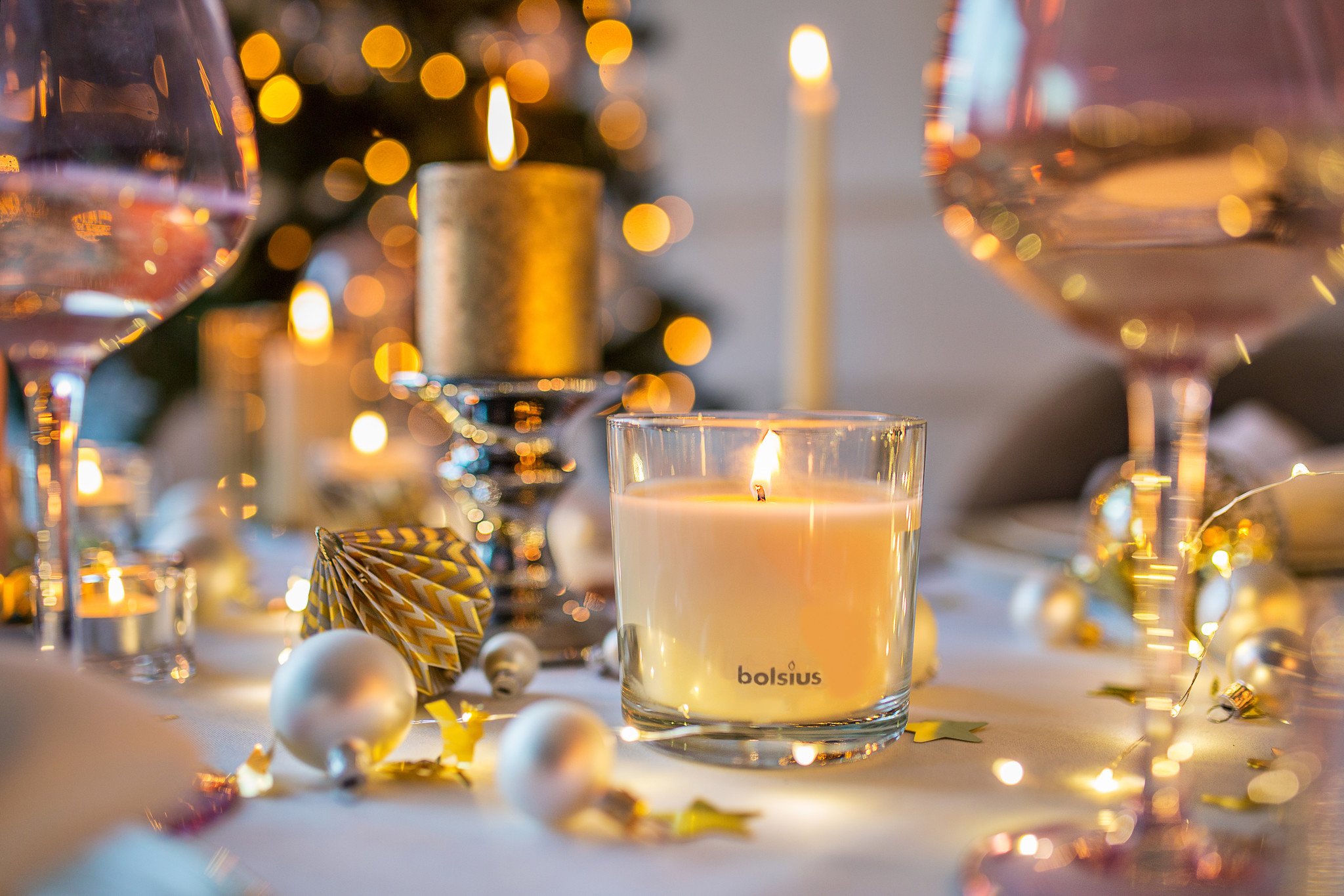 Kerstkaarsen en kerstdecoratie voor een fijne kerst