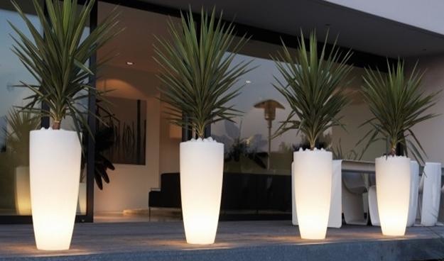 Verlichte bloempotten brengen prachtige sfeer in de tuin en op het terras