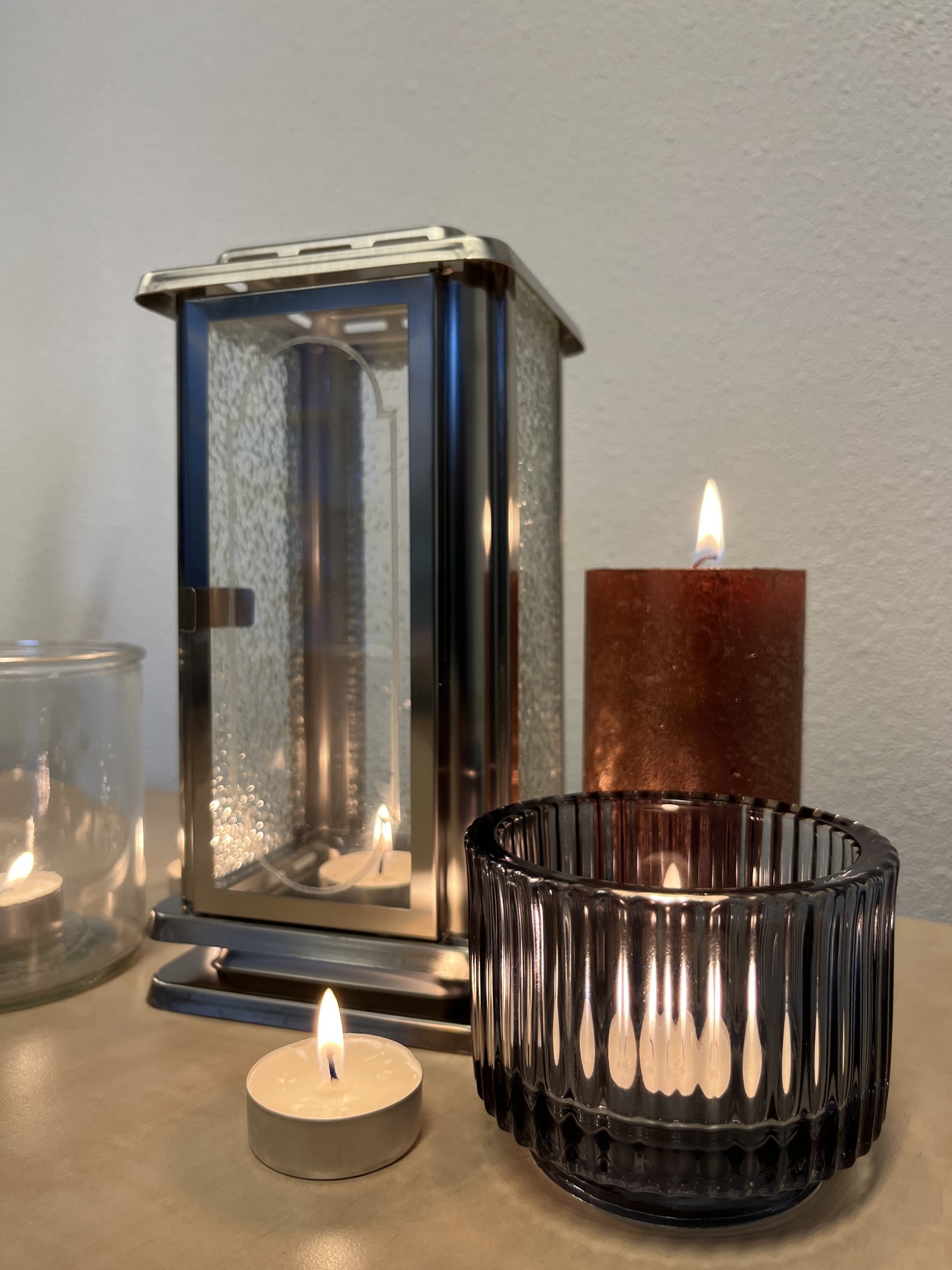 Graflichten van Bolsius en graflantaarns om iemand te herdenken