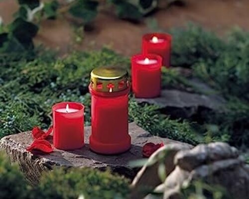 Een eerbetoon aan dierbaren: Grafkaarsen en decoraties die troost en warmte brengen