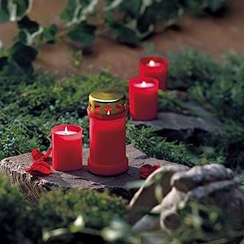 Een eerbetoon aan dierbaren: Grafkaarsen en decoraties die troost en warmte brengen