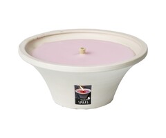 Witte outdoor schaal gevuld met oudroze was