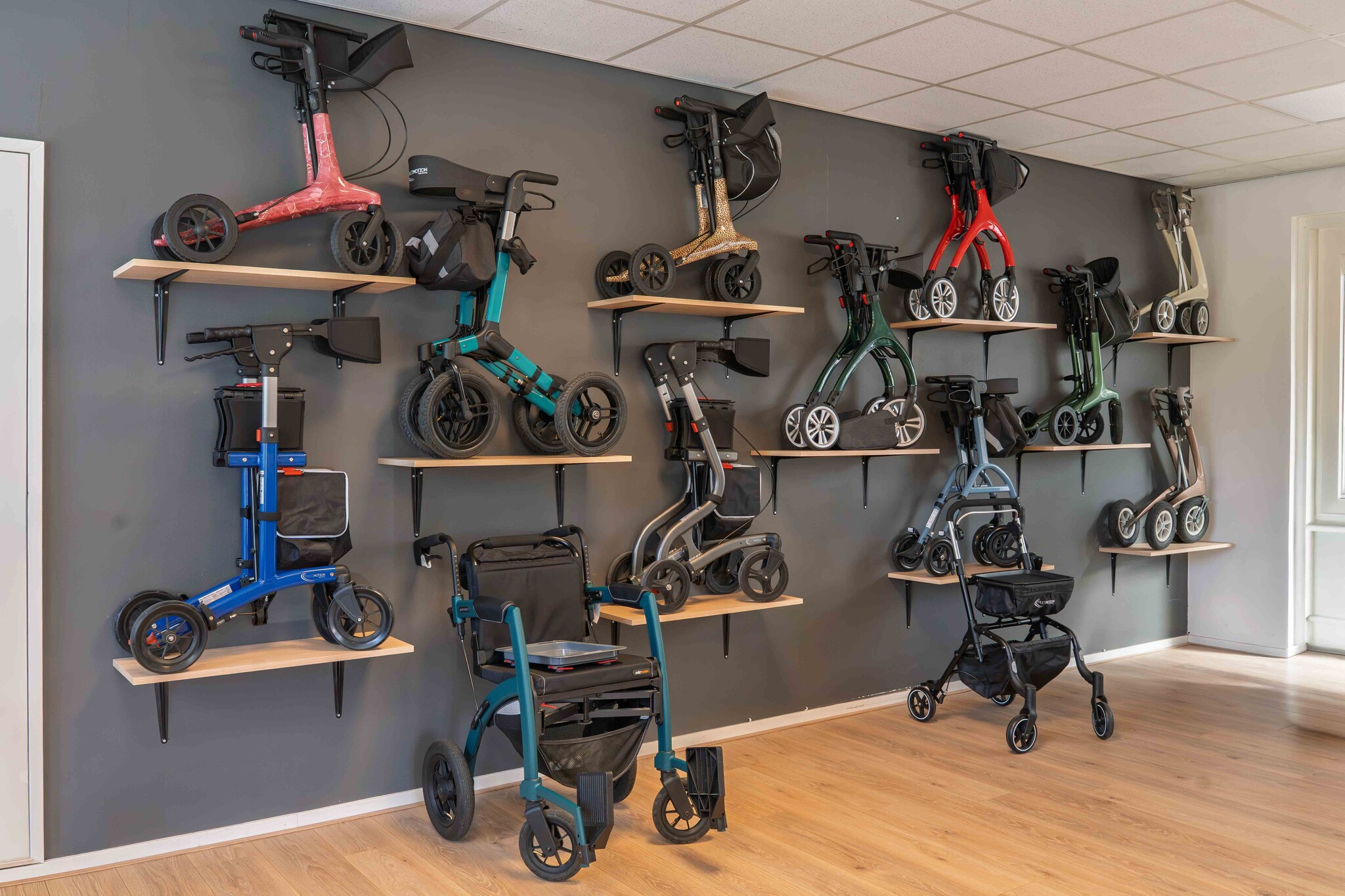 Hulpmiddelen in de showroom van Scholten Hulpmiddelen in Milsbeek