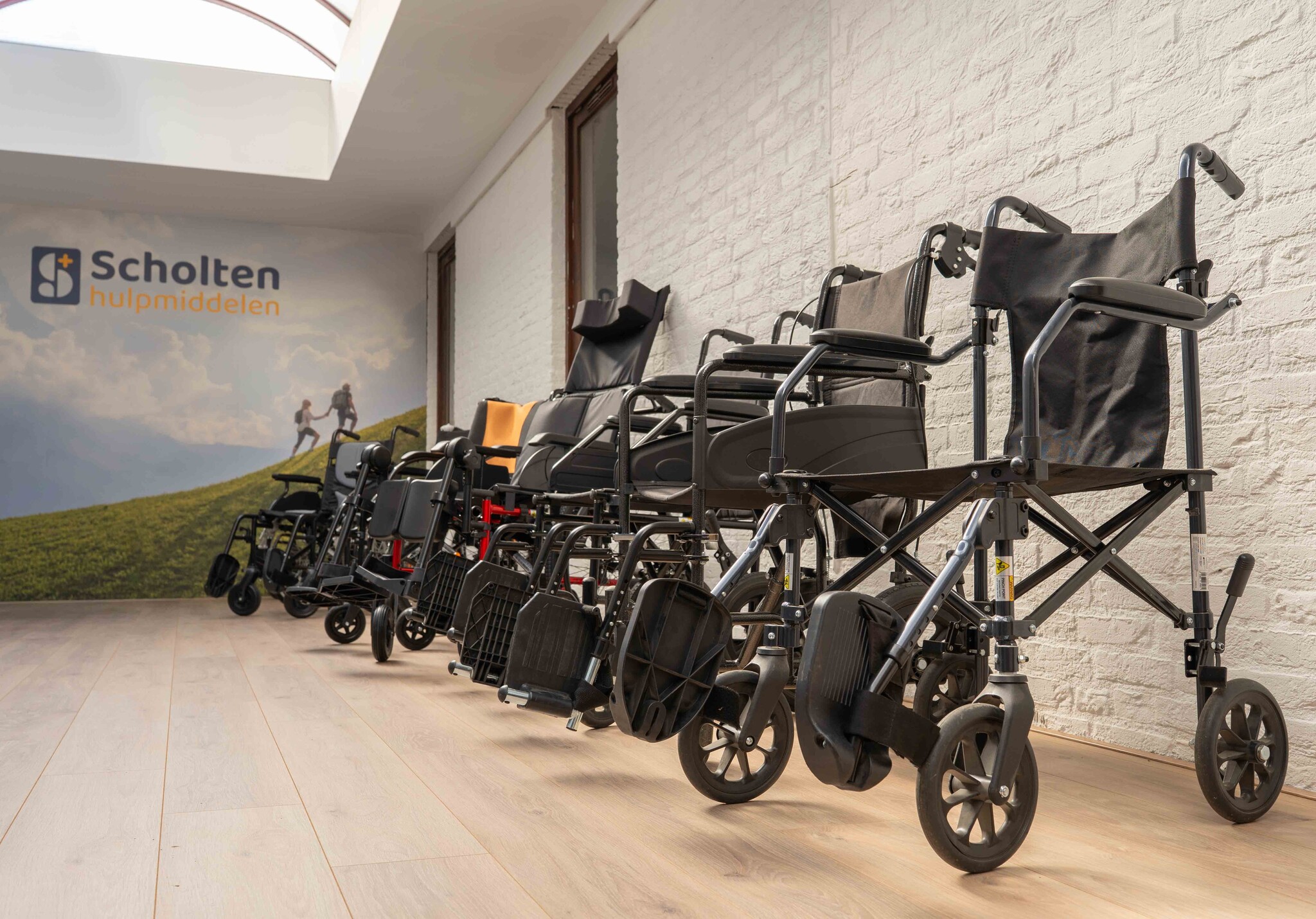 Rolstoelen in de showroom van Scholten Hulpmiddelen in Milsbeek