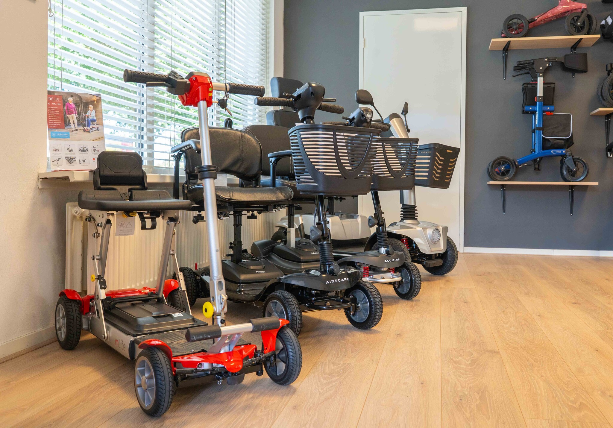 Scootmobielen in de showroom van Scholten Hulpmiddelen in Milsbeek