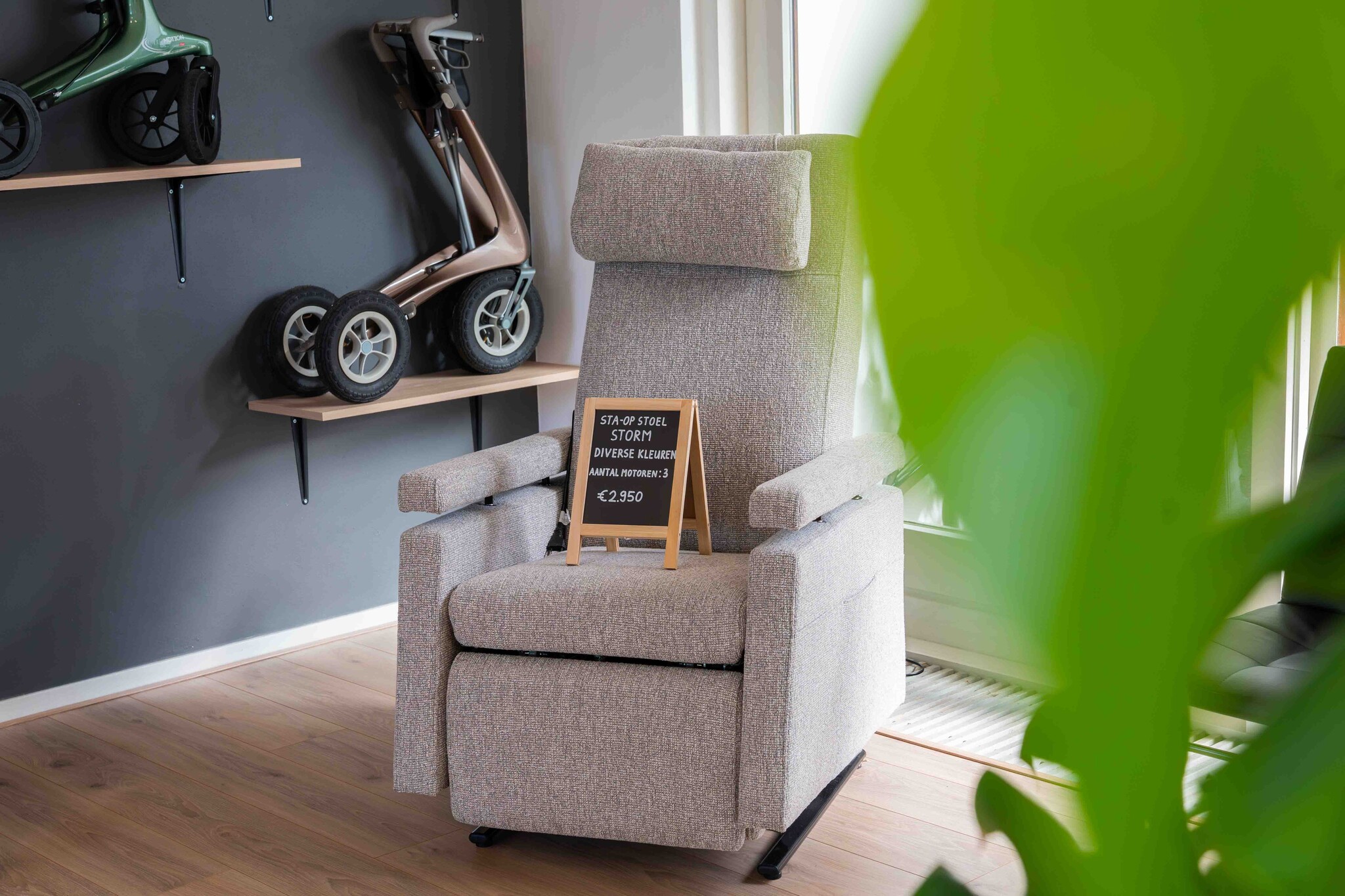 Stoel in de showroom van Scholten Hulpmiddelen in Milsbeek