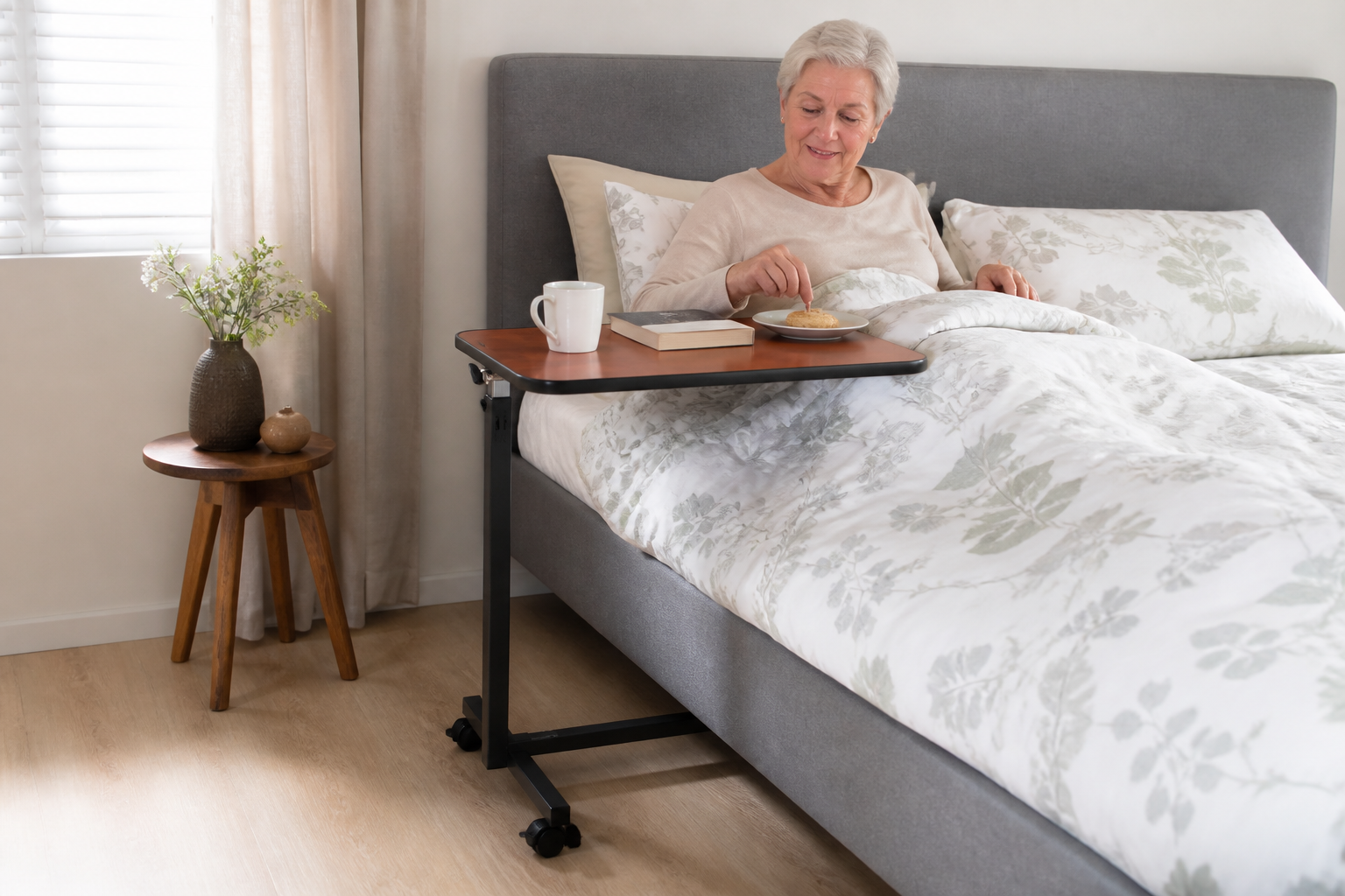 Bedtafel in gebruik naast een bed