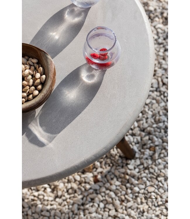 Low dining round table Faye XL - concrete top