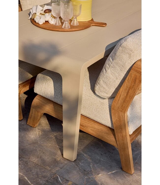 SUNS Basta low dining chair - Teak / Beachy bouclé