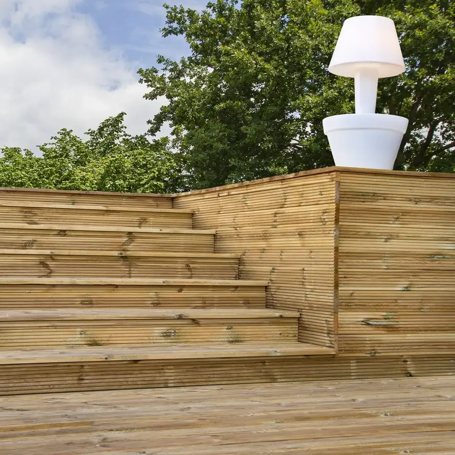 Geïmpregneerd grenen terrasplank - 28x140 mm - geschaafd - vlonderplank gegroefd / geribbeld - gedrenkt grenenhout KD 18-20% Geïmpregneerd grenen terrasplank - 28x140 mm - geschaafd - vlonderplank gegroefd / geribbeld - gedrenkt grenenhout KD 18-20%
