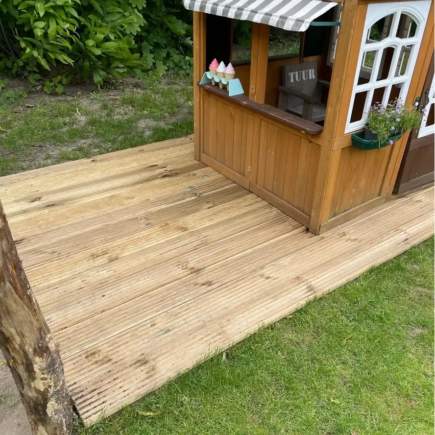 Geïmpregneerd grenen terrasplank - 28x140 mm - geschaafd - vlonderplank gegroefd / geribbeld - gedrenkt grenenhout KD 18-20% Geïmpregneerd grenen terrasplank - 28x140 mm - geschaafd - vlonderplank gegroefd / geribbeld - gedrenkt grenenhout KD 18-20%