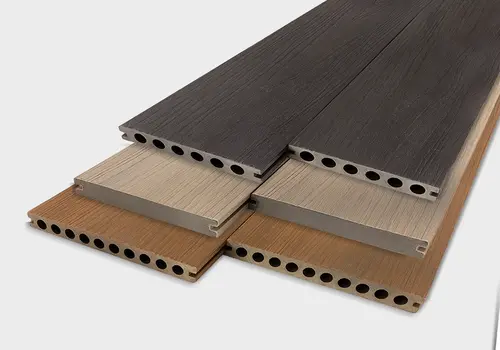 Composiet terrasplanken hebben een lange levensduur (+ 25 jaar) en een zeer mooie uitstraling.  Ze zijn beschikbaar in verschillende houtlooks met een onzichtbare bevestiging. Ideaal voor een duurzaam terras!