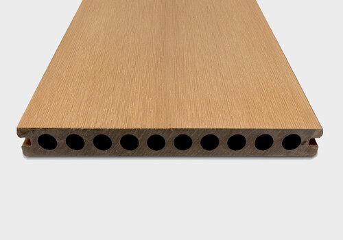 Holle composiet terrasplanken Holle composiet terrasplanken zijn lichter en goedkoper dan volledig massieve varianten, maar zijn dankzij hun <br />
opbouw toch zeer sterk en stabiel.