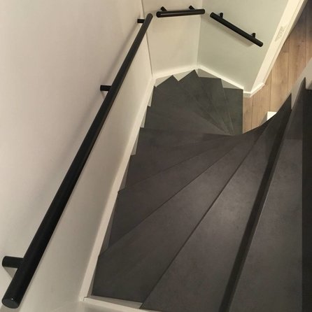 Main courante noire (revêtue) - ronde - avec supports de type 14 - Rampe escalier acier thermolaqué noir - RAL 9005