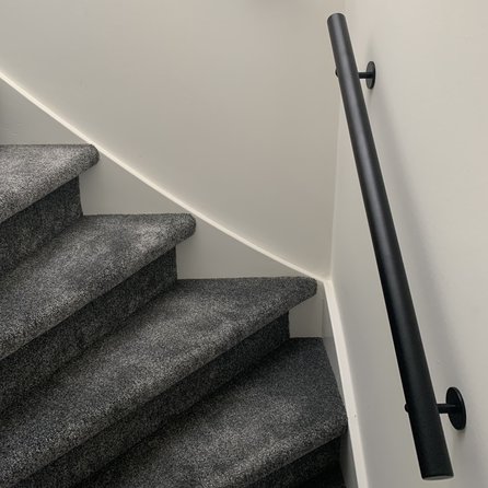 Main courante noire (revêtue) - ronde - avec supports de type 3 - Rampe escalier acier thermolaqué noir - RAL 9005