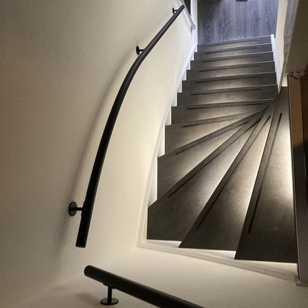 Main courante noire (revêtue) - ronde - avec supports de type 5 - Rampe escalier acier thermolaqué noir - RAL 9005