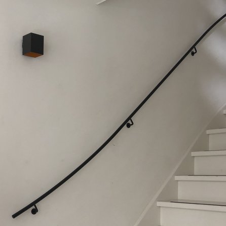 Rampe escalier fer forgé noire - ronde (20 mm) pleine - avec supports ronds (soudés) + rosette - main courante acier thermolaqué noire mate - RAL 9005
