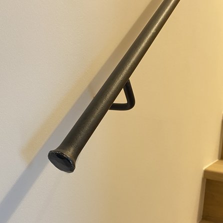 Rampe escalier fer forgé - ronde (20 mm) pleine - avec supports ronds (soudés) - main courante acier industriel dotée d'un revêtement thermolaqué transparent
