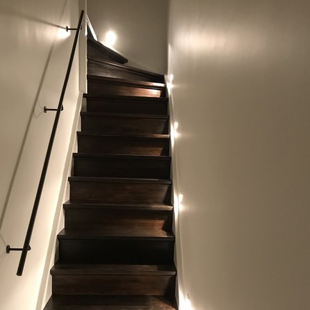 Rampe escalier fer forgé - ronde (20 mm) pleine - avec supports ronds (soudés) + rosette - main courante acier industriel dotée d'un revêtement thermolaqué transparent