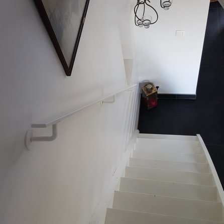 Main courante blanche (revêtue) - rectangulaire (40x10 mm) - Rampe escalier acier thermolaqué blanc - RAL 9010 ou 9016